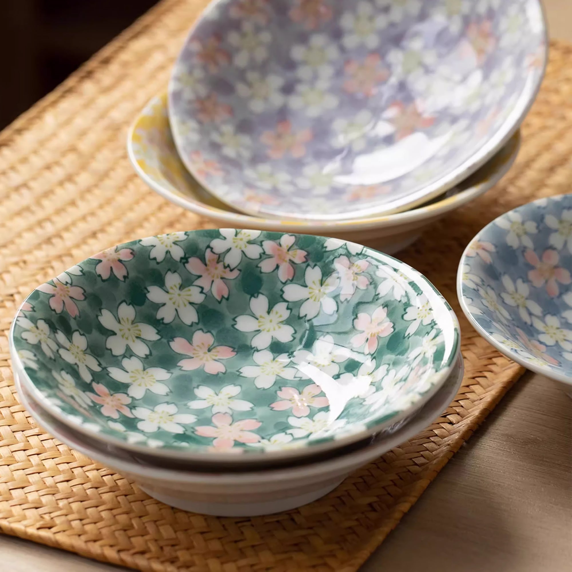Assiette Minoyaki à motif de fleurs de cerisier