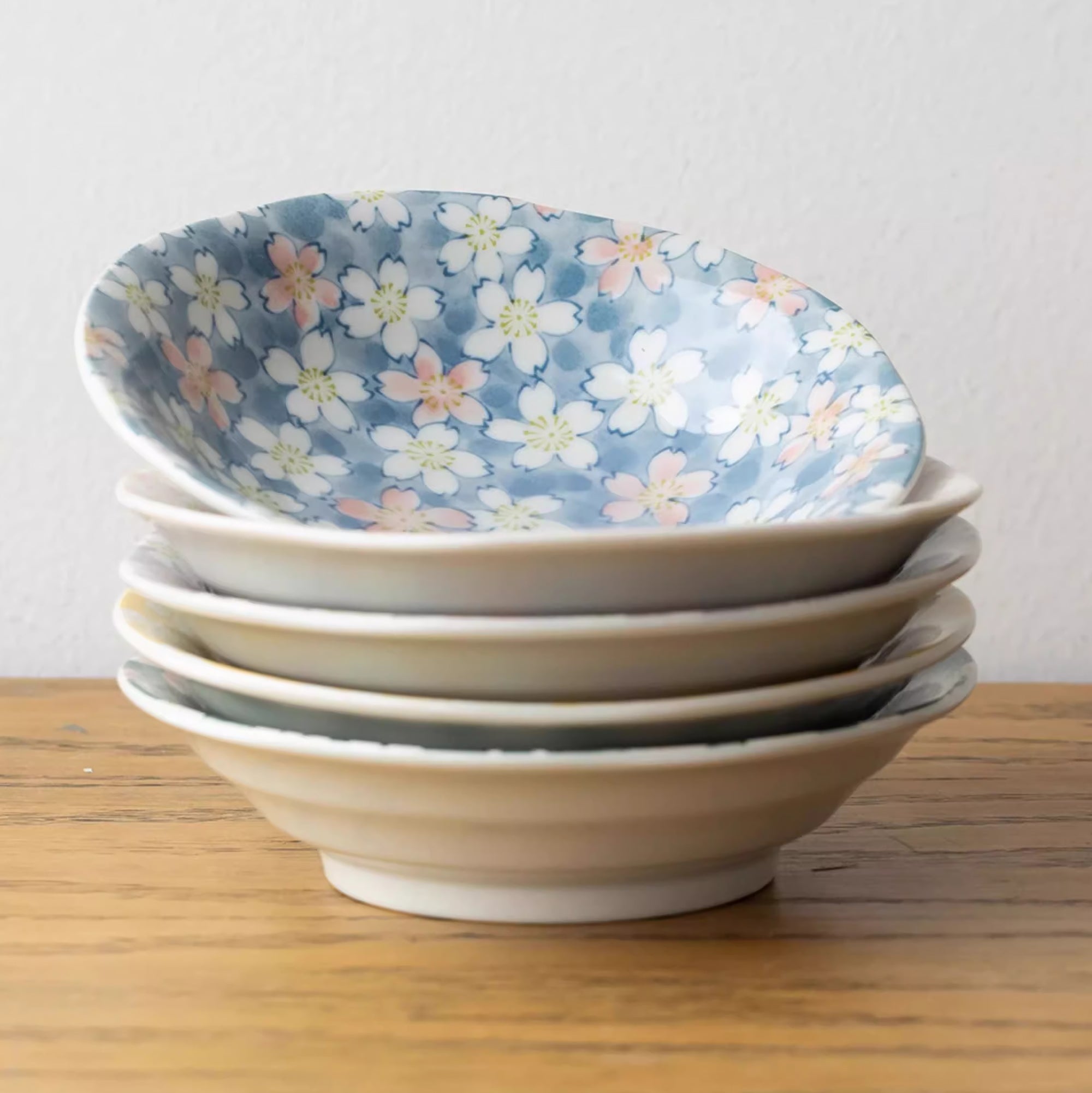 Assiette Minoyaki à motif de fleurs de cerisier