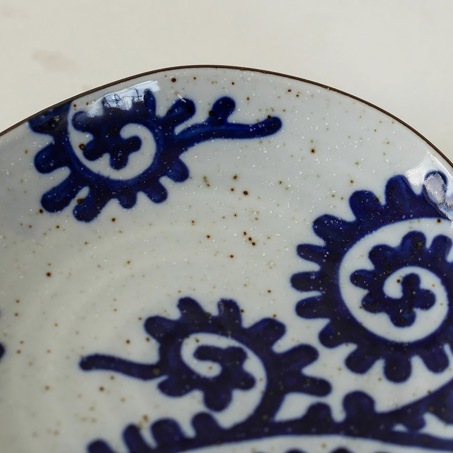 Assiette Minoyaki avec motif tako-karakusa