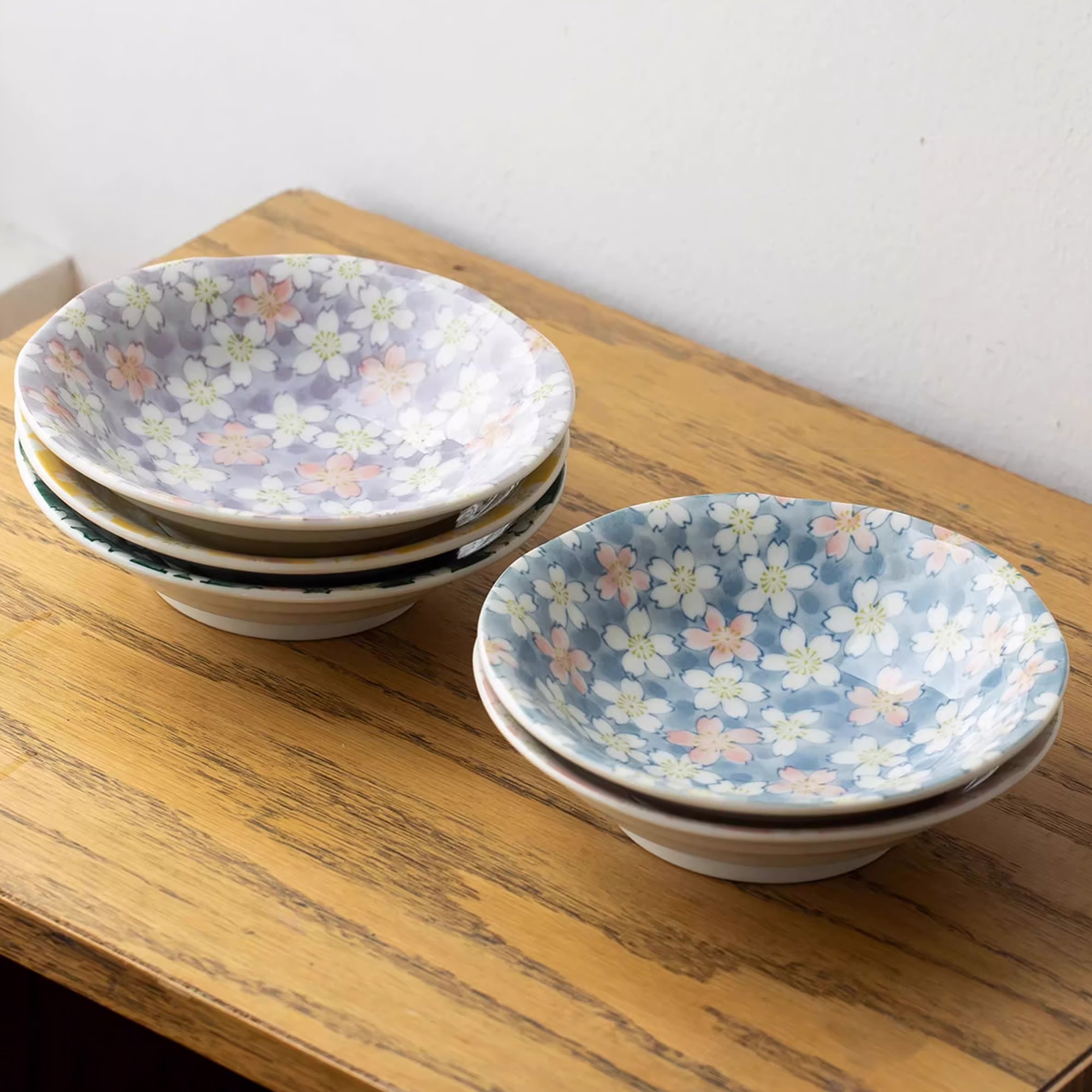 Assiette Minoyaki à motif de fleurs de cerisier