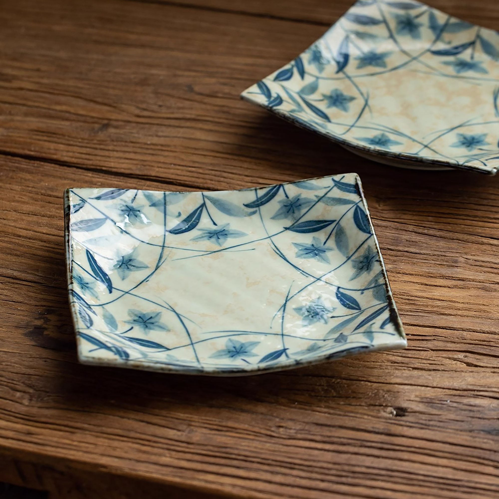 Assiette carrée avec motif vintage de campanules bleu