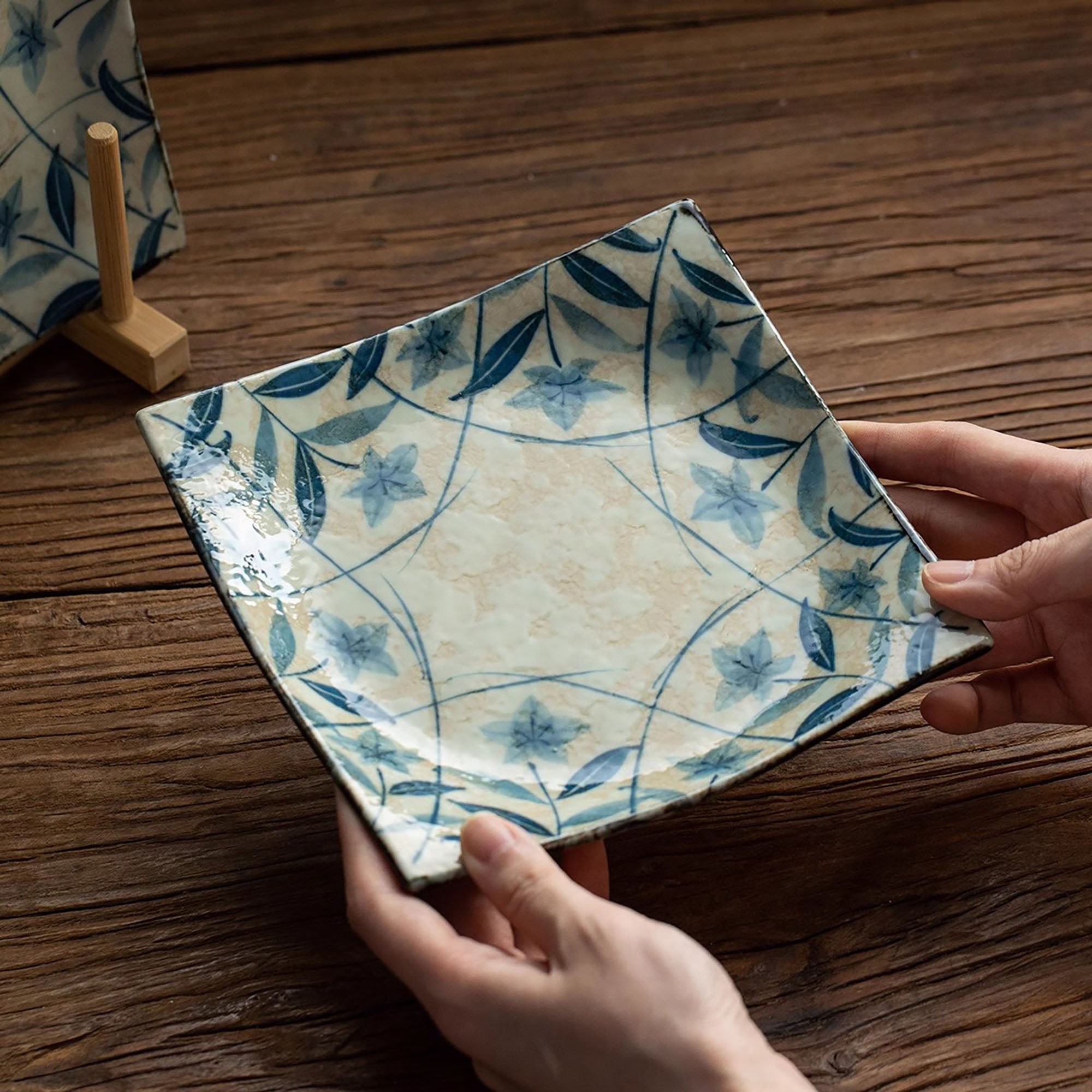 Assiette carrée avec motif vintage de campanules bleu