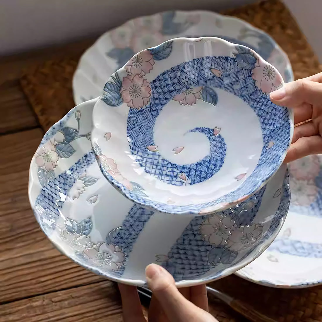 Assiette creuse Mino-yaki avec motif sakura et vagues bonheur