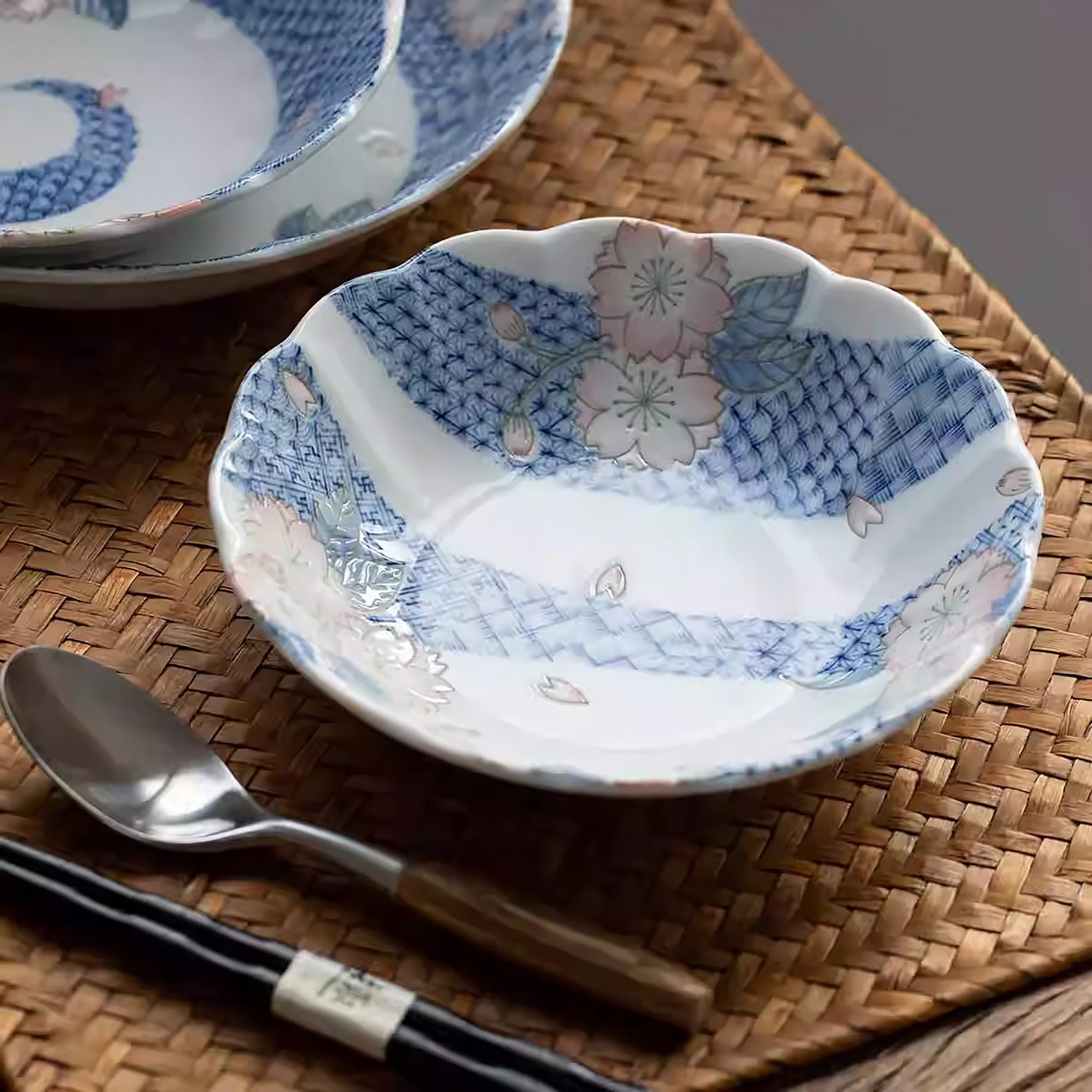 Assiette creuse Mino-yaki avec motif sakura et vagues bonheur