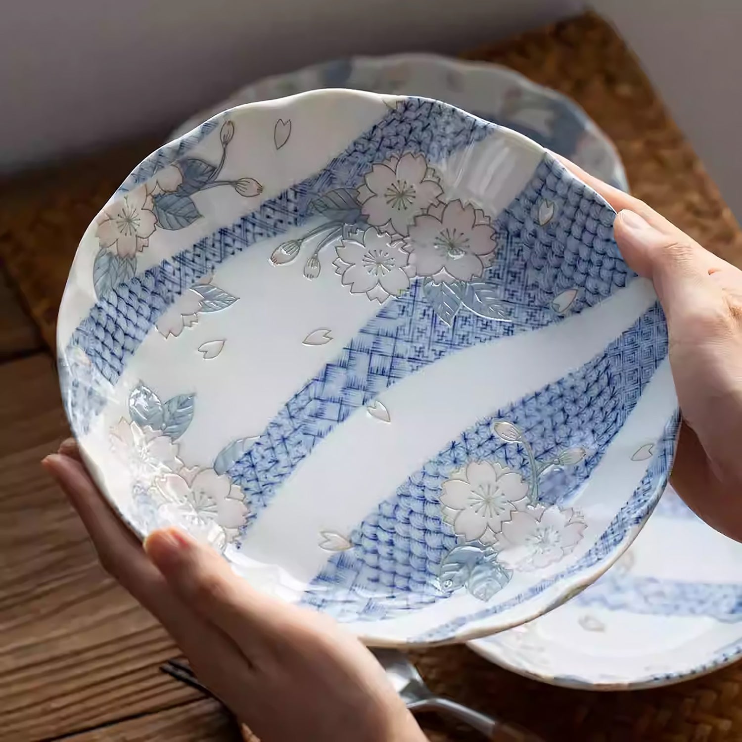 Assiette creuse Mino-yaki avec motif sakura et vagues bonheur