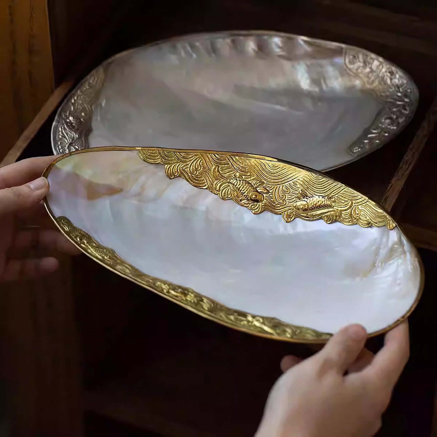 Plateau en nacre naturelle avec bord or ou argent