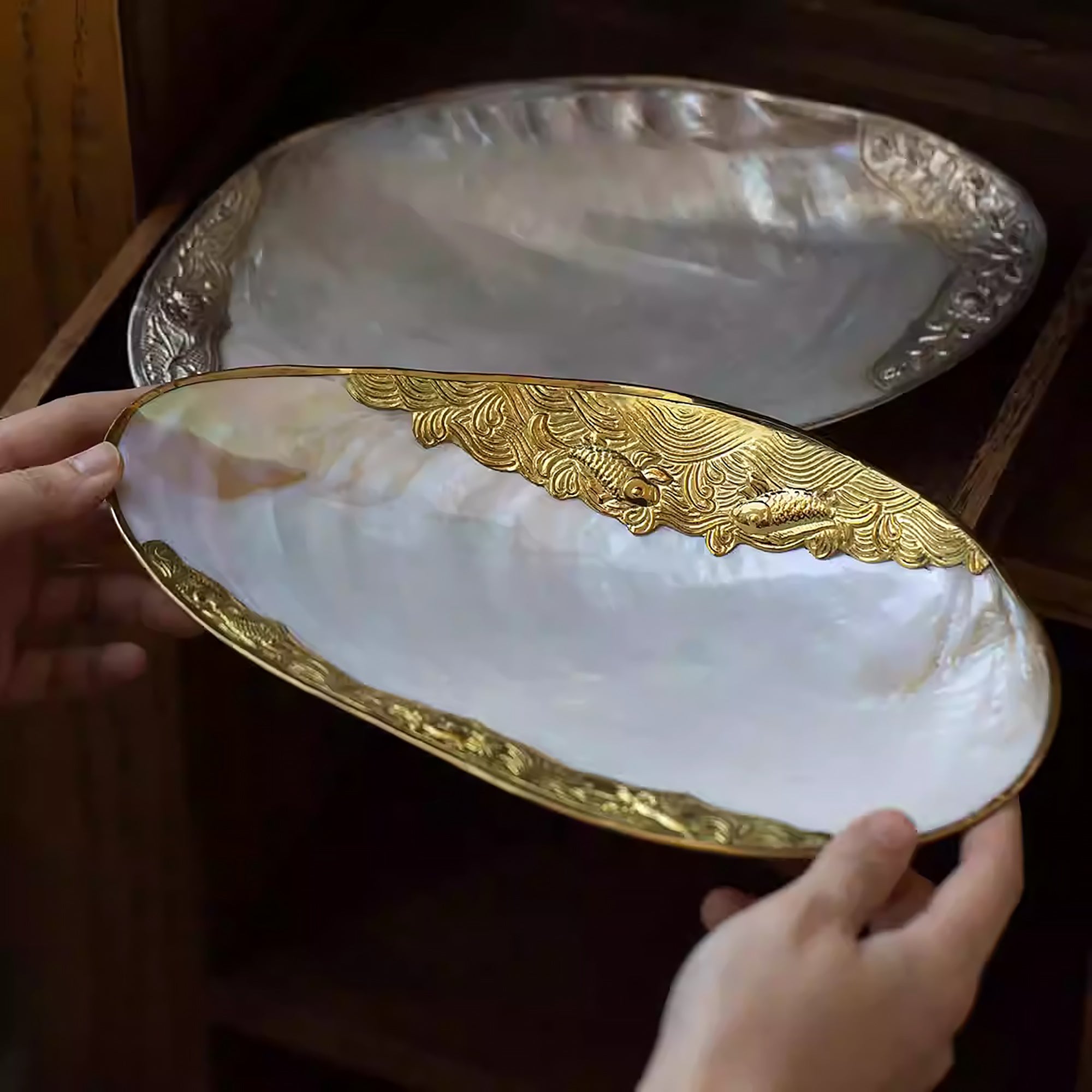 Plateau en nacre naturelle avec bord or ou argent