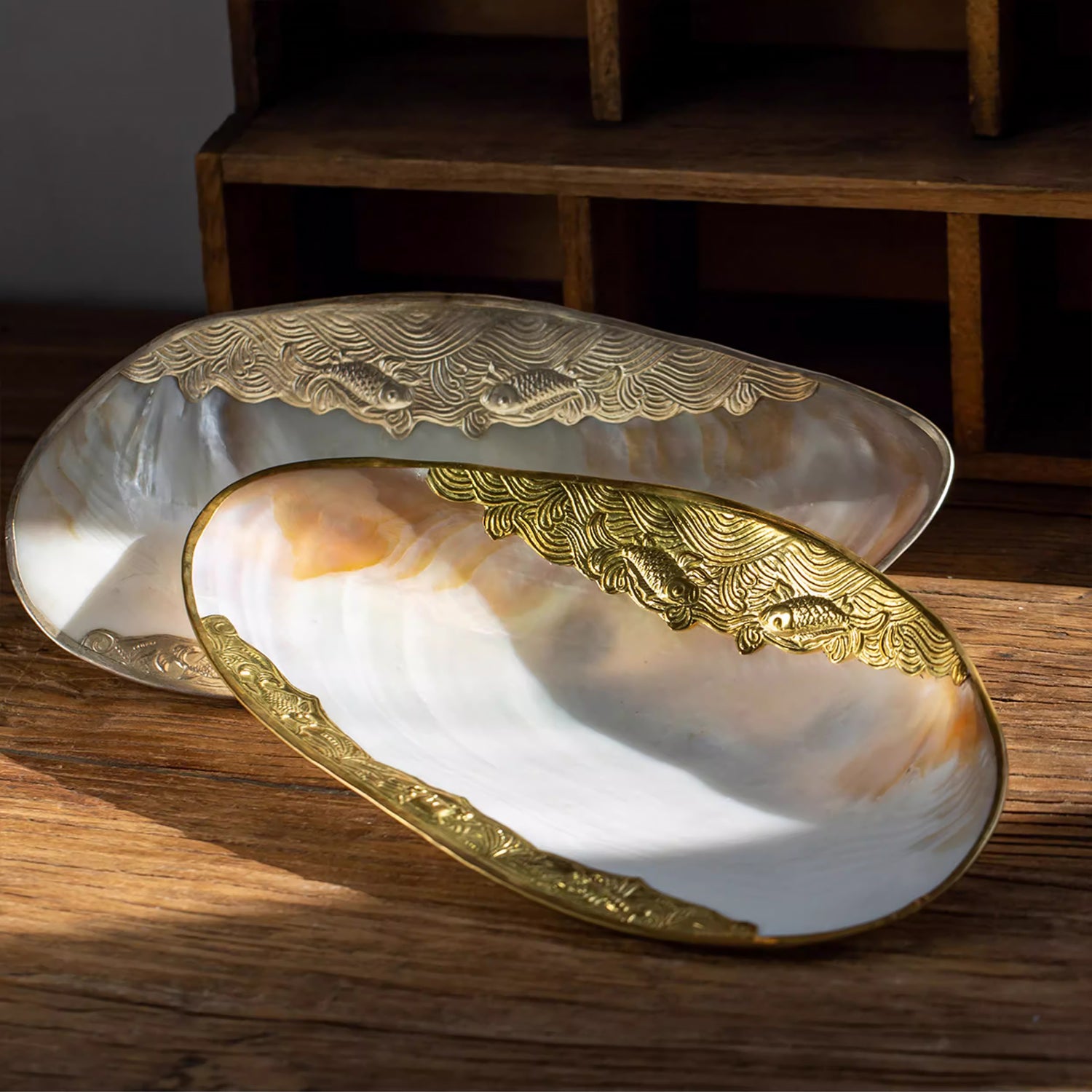 Plateau en nacre naturelle avec bord or ou argent