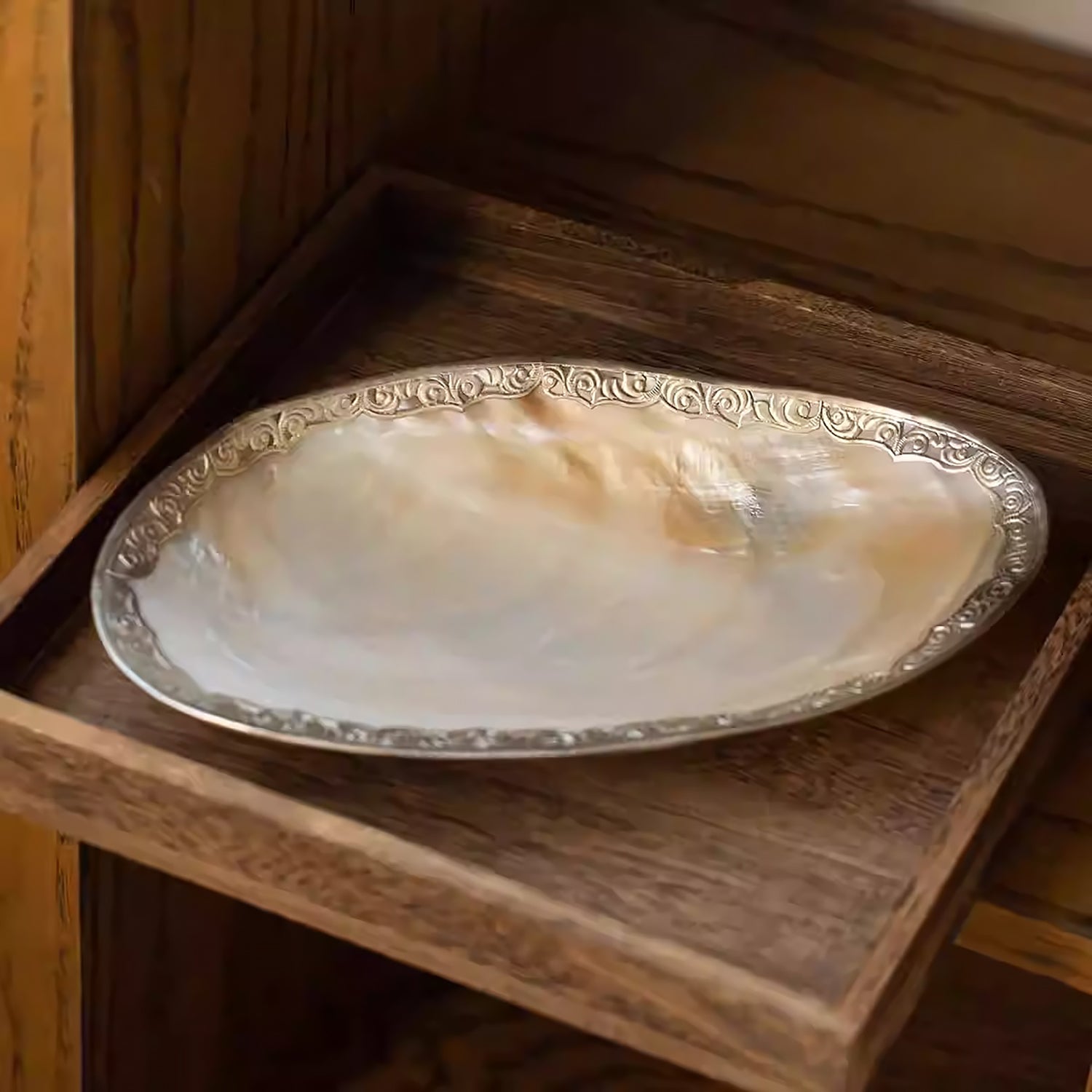 Plateau en nacre naturelle avec bord or ou argent