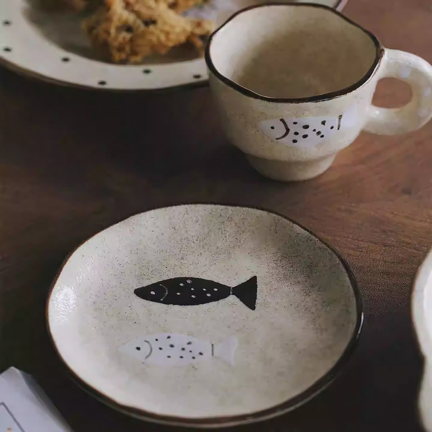 Assiette en céramique artisanale avec motif poisson