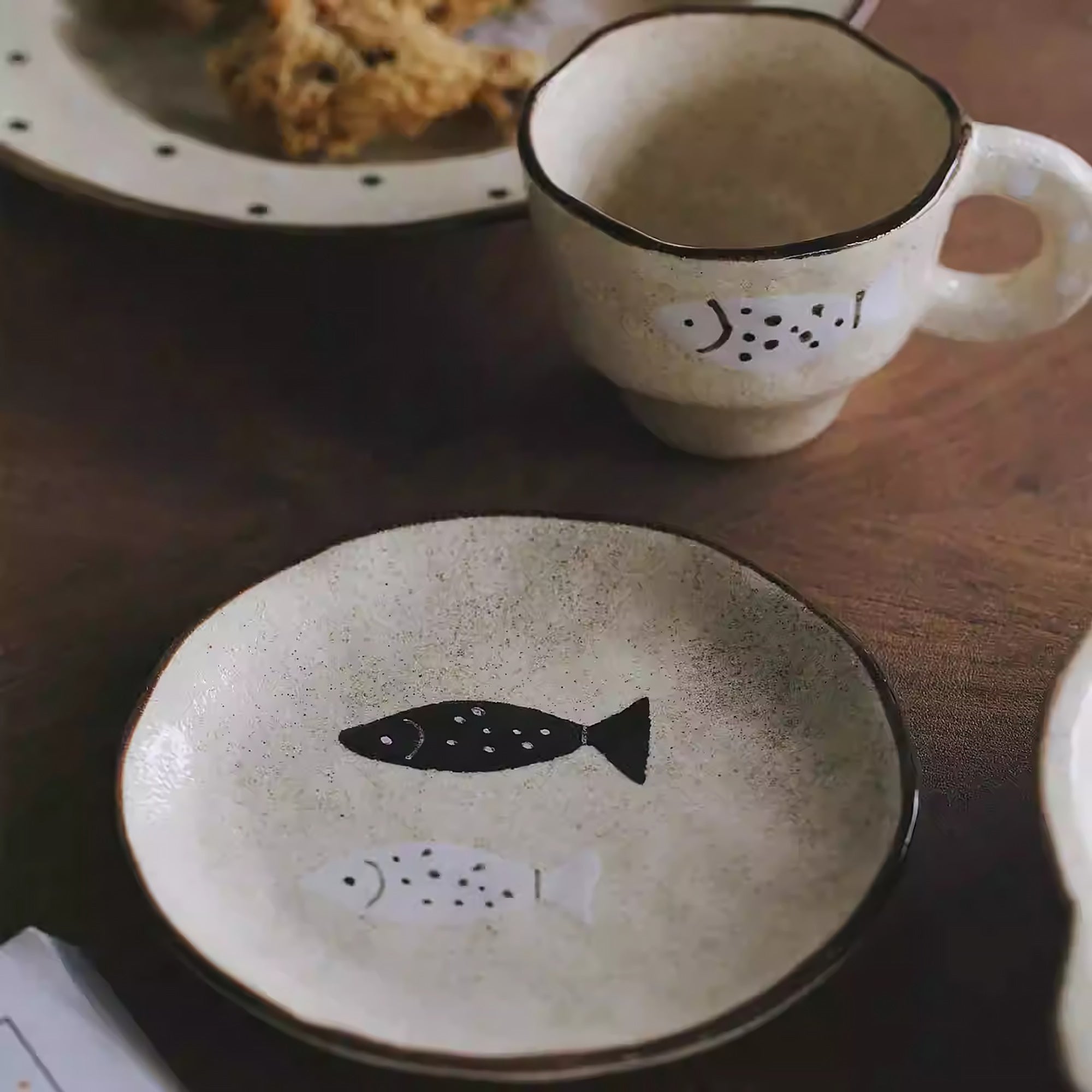 Assiette en céramique artisanale avec motif poisson