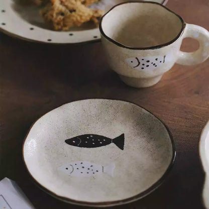 Assiette en céramique artisanale avec motif poisson