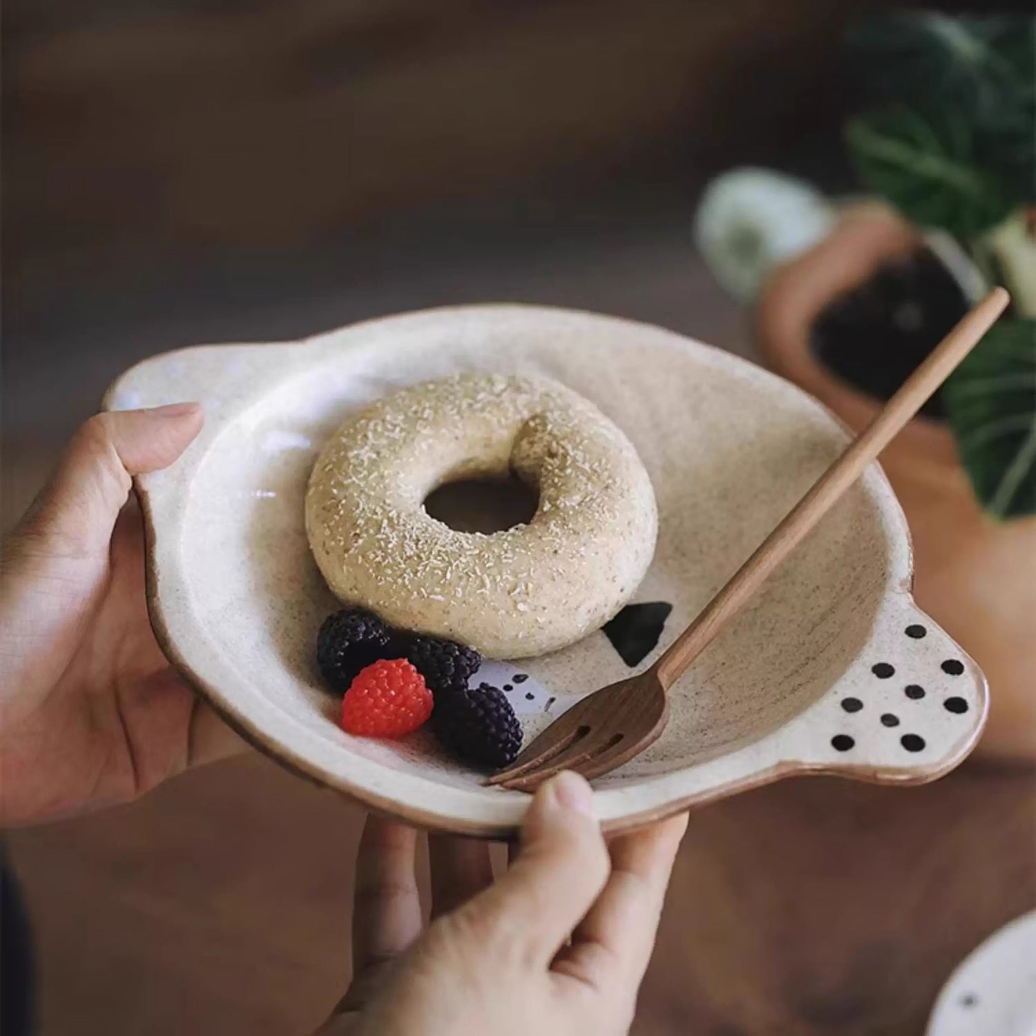 Assiette en céramique artisanale avec motif poisson