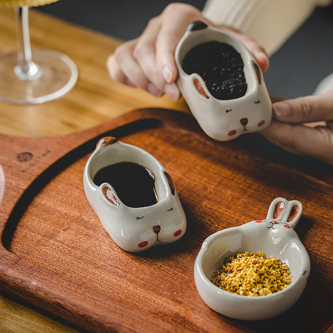 Petite assiette à sauce en forme de lapin