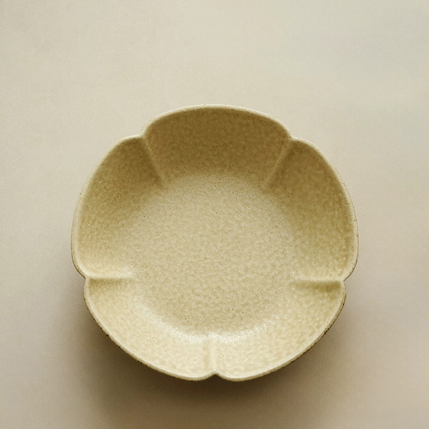 Assiette creuse en forme de fleur de prunier 