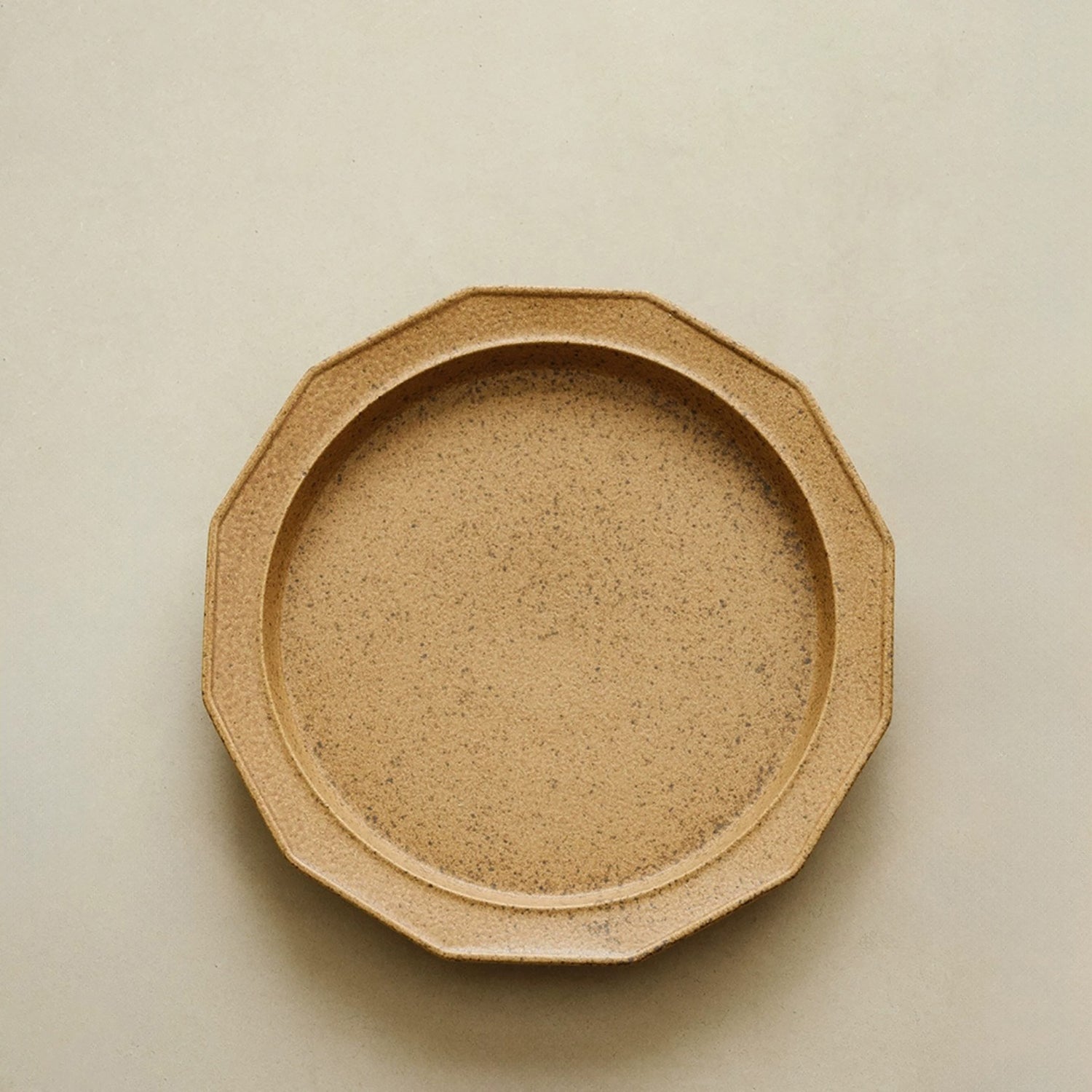 Assiette à douze côtés style minimaliste