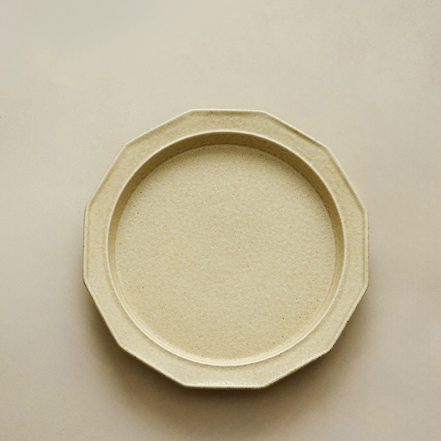 Assiette à douze côtés style minimaliste