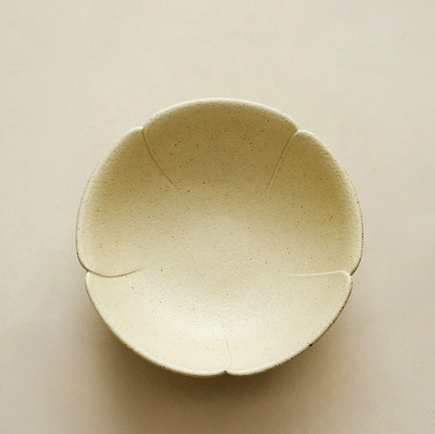 Assiette creuse fleur de pêcher effet cuisson four