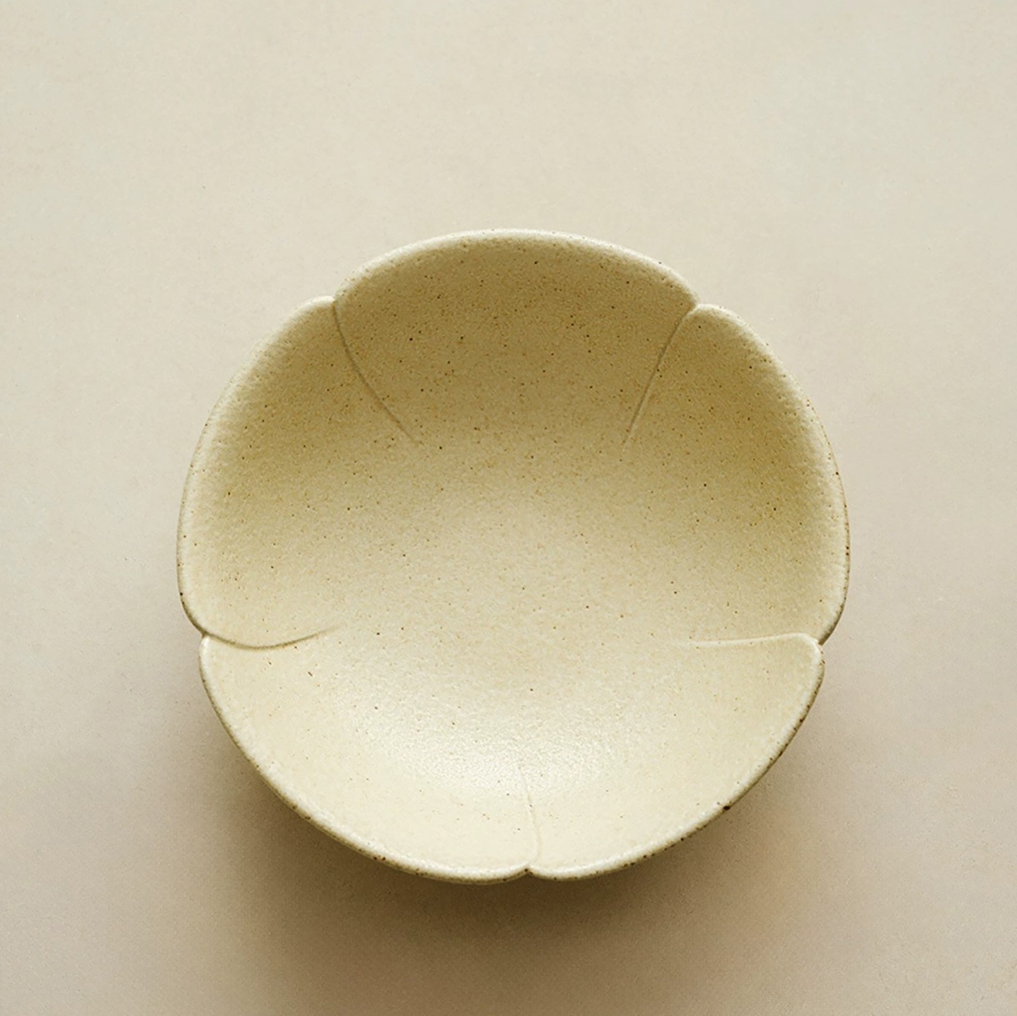 Assiette creuse fleur de pêcher effet cuisson four