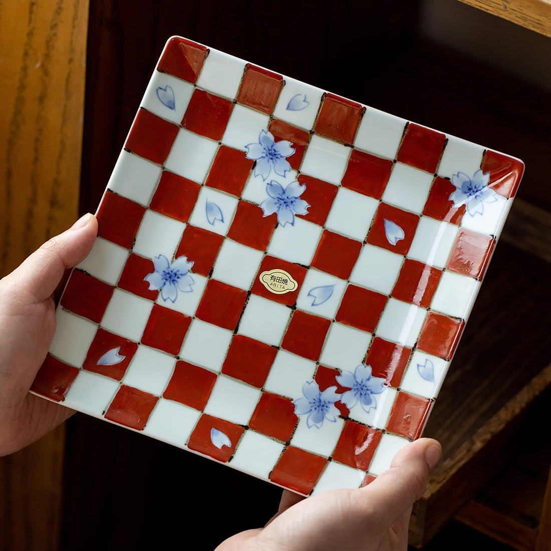 Assiette carrée en porcelaine Arita-yaki avec motif  damier peint à la main