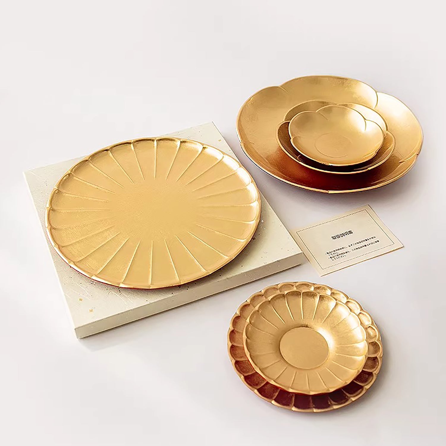 Assiette Yamanaka laque feuille d’or forme fleur