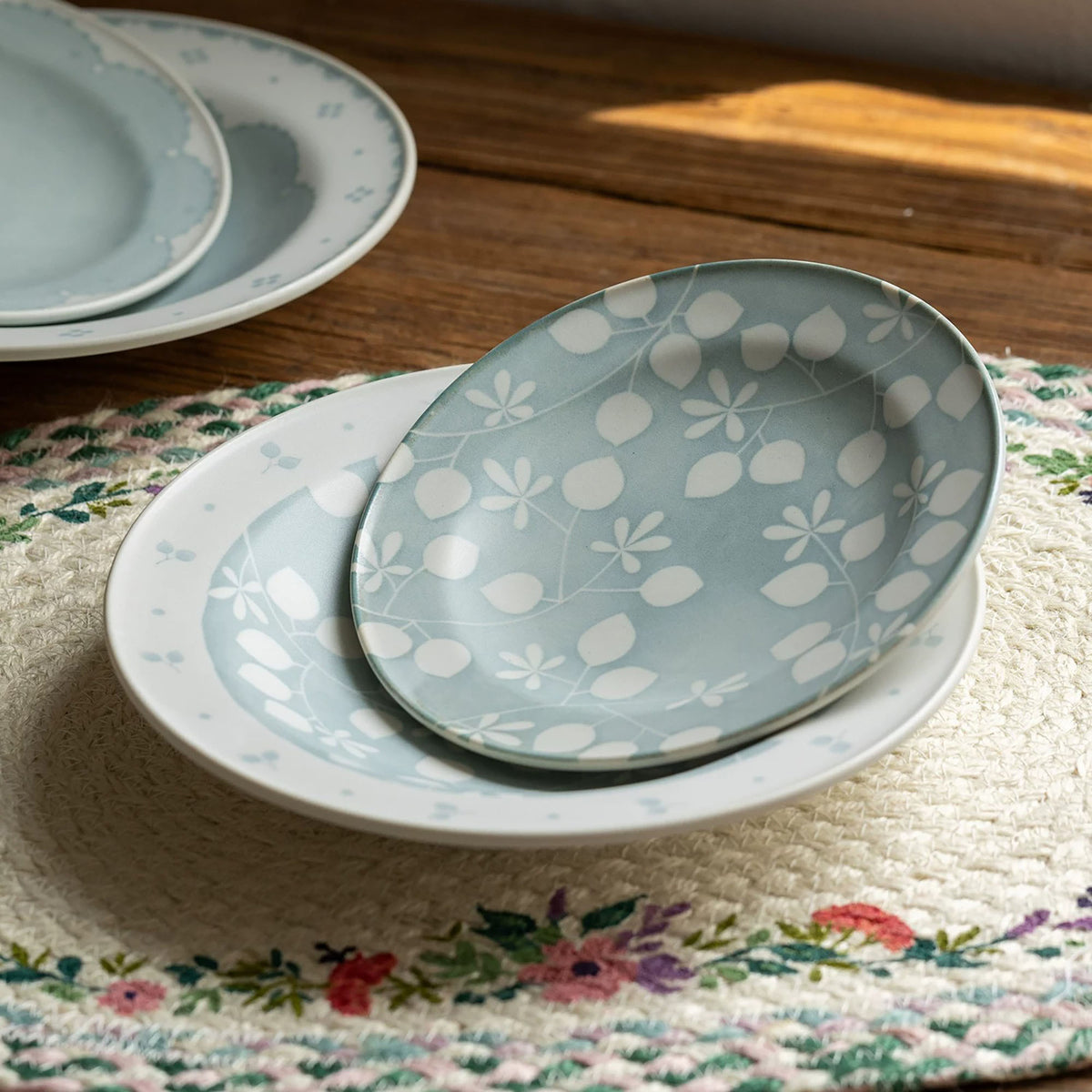 Assiette Mino-yaki en céramique à motifs floraux bleus