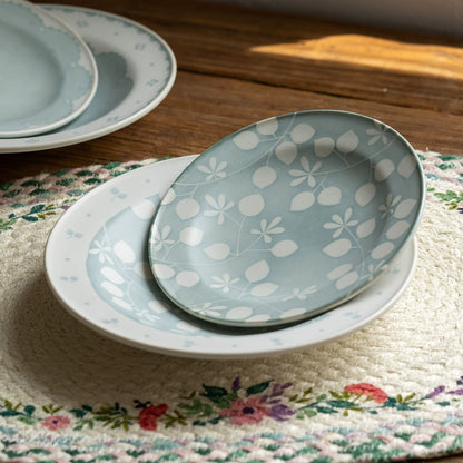 Assiette Mino-yaki en céramique à motifs floraux bleus