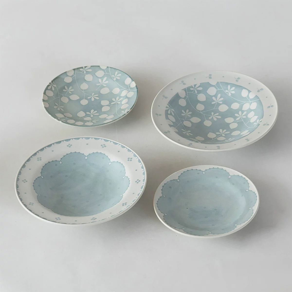 Assiette Mino-yaki en céramique à motifs floraux bleus