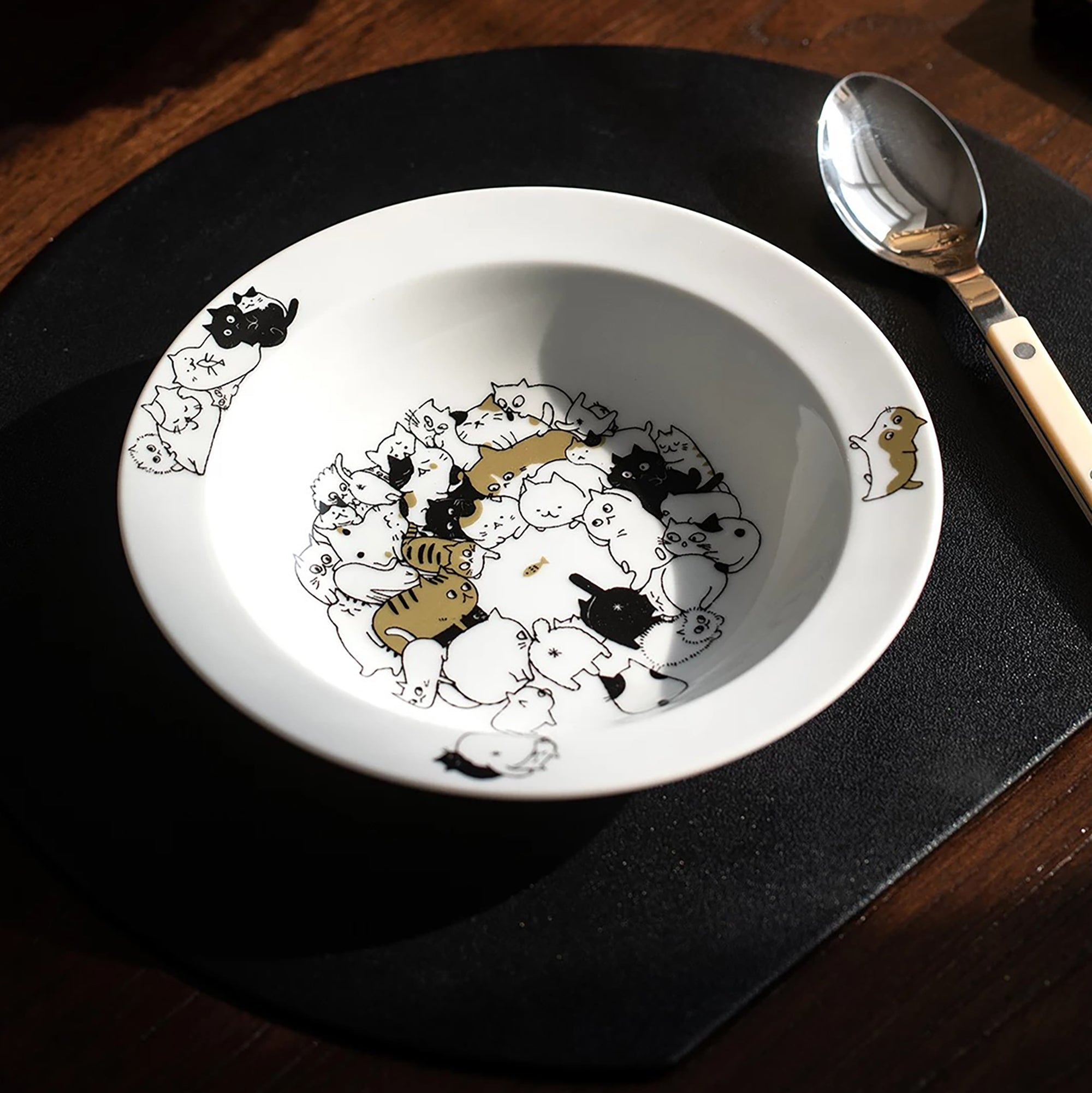 Assiette série chats illustrée par Shinzi Katoh