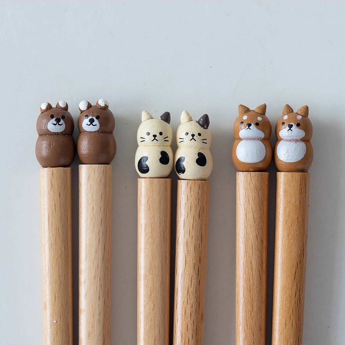 Baguettes en bois avec décorations d’animaux