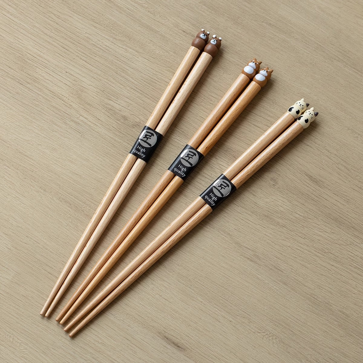 Baguettes en bois avec décorations d’animaux