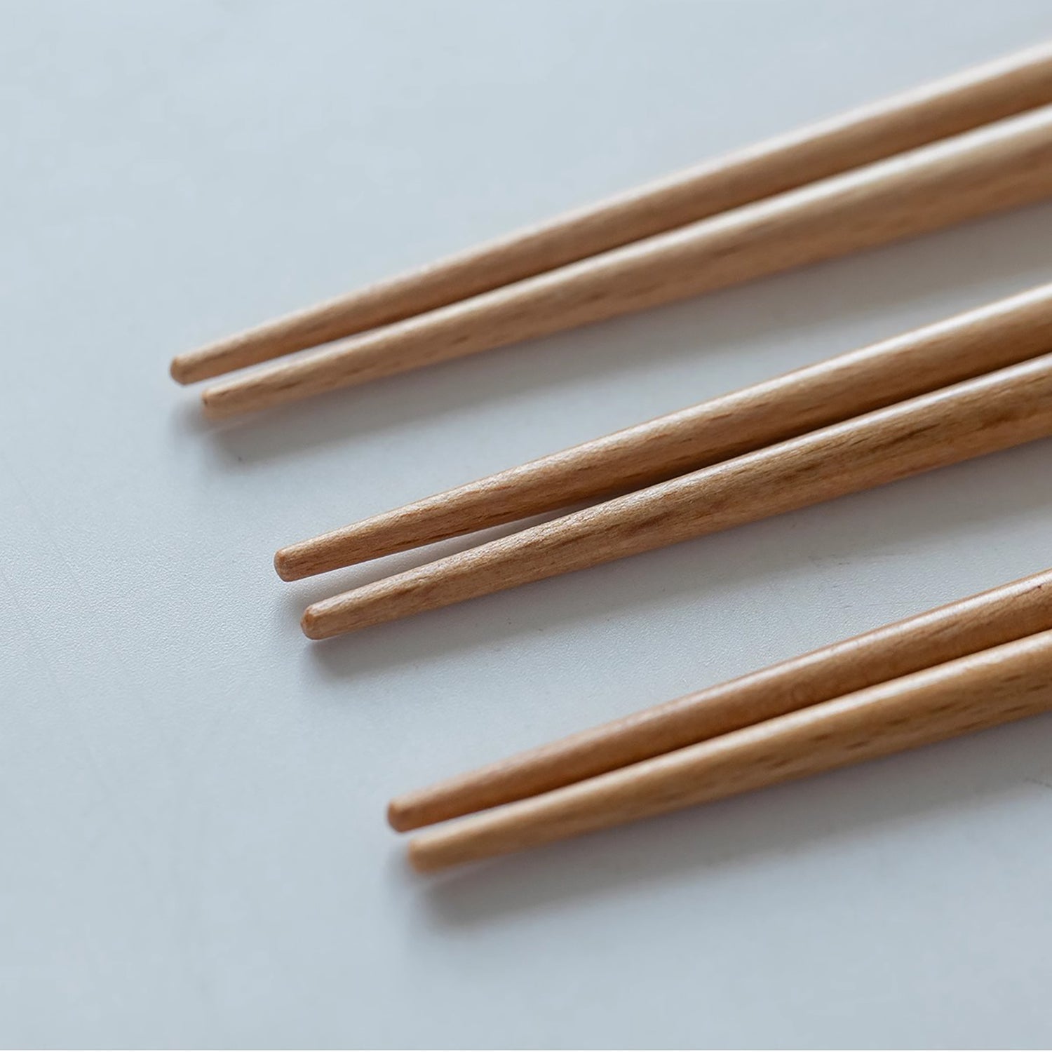 Baguettes en bois avec décorations d’animaux