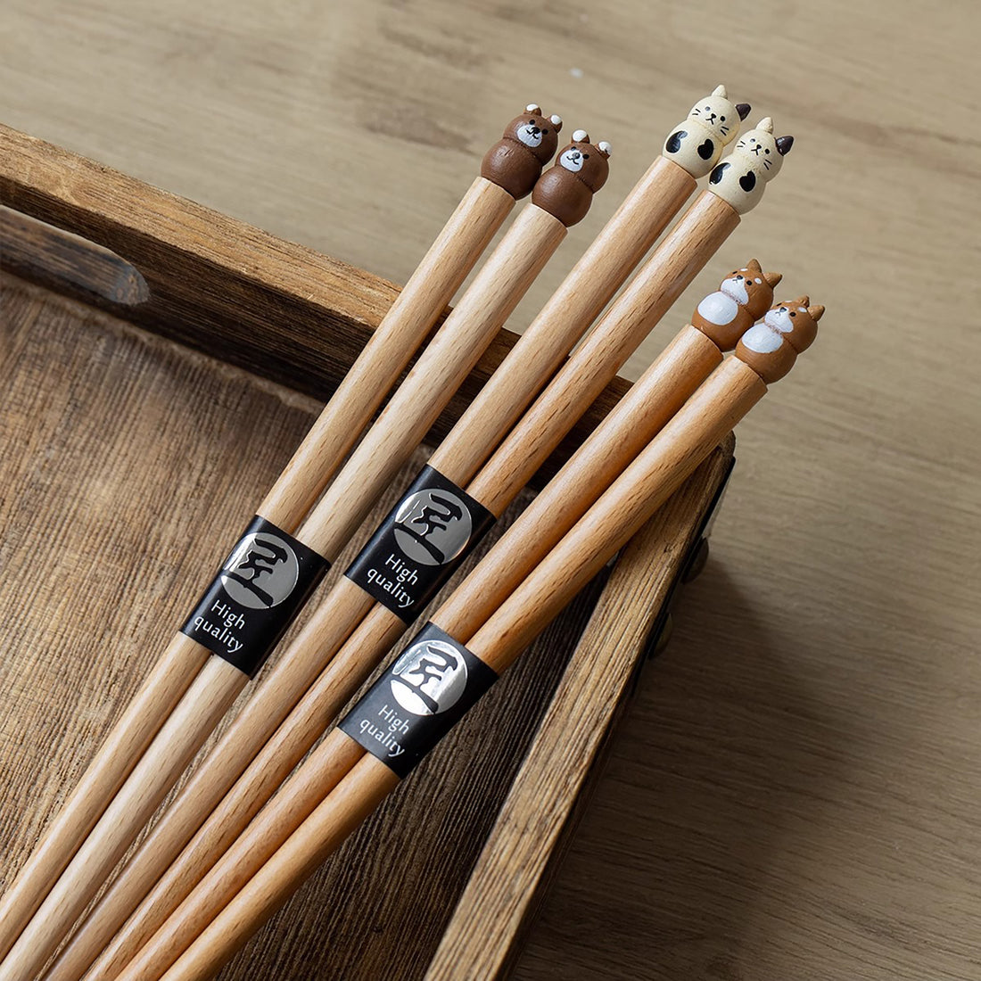 Baguettes en bois avec décorations d’animaux