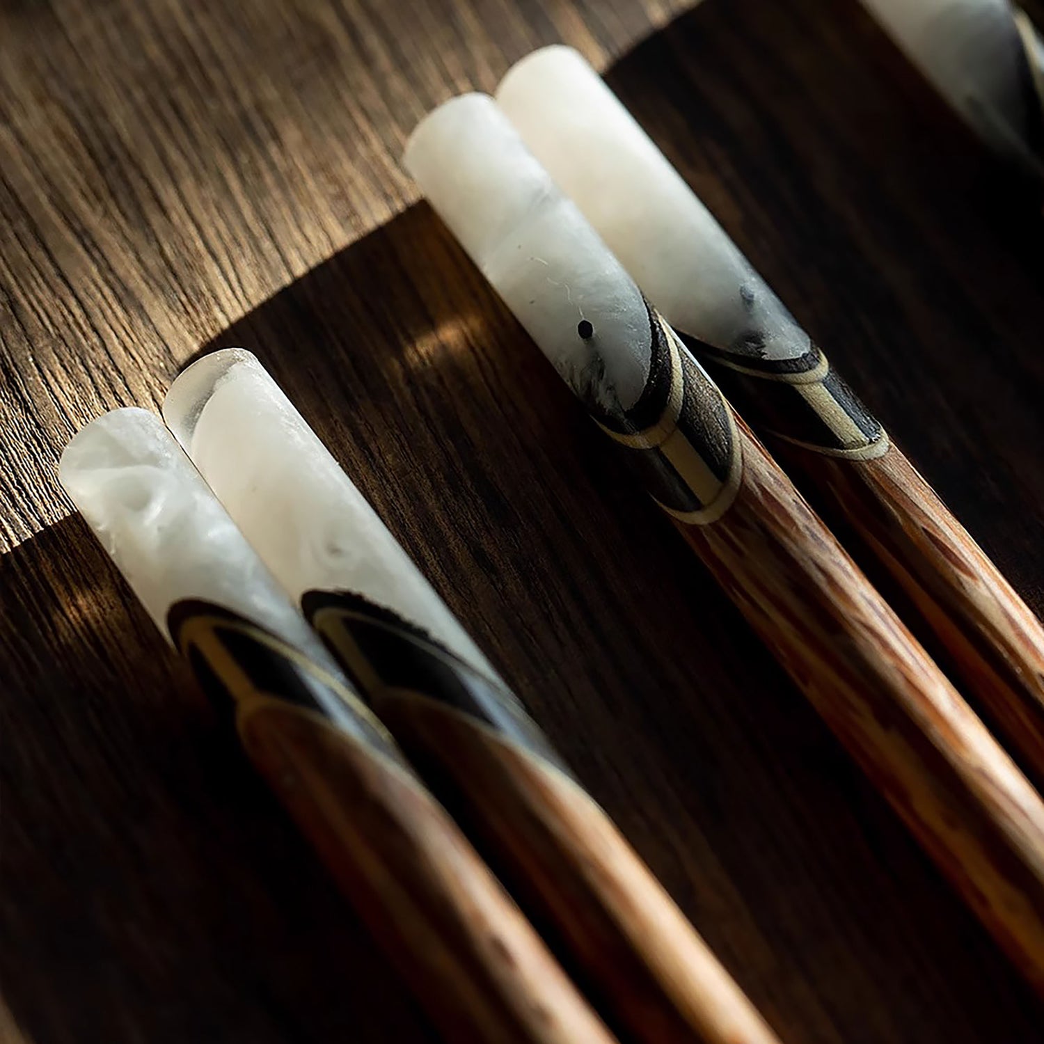 Baguettes en bois de cocotier ornées de nacre