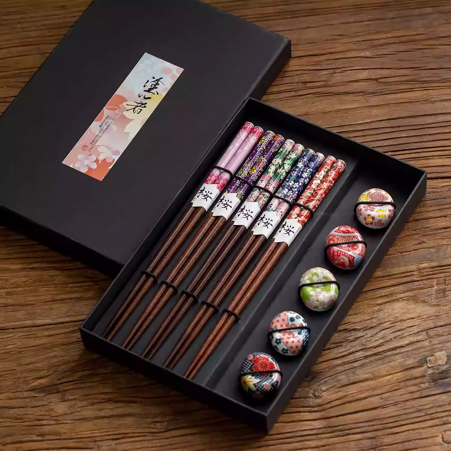 Coffret de baguettes Tanaka en bois naturel avec repose-baguettes sakura