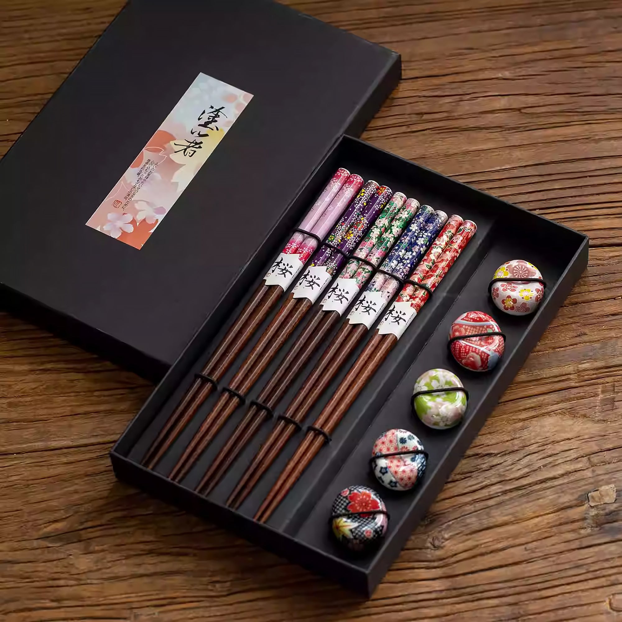 Coffret de baguettes Tanaka en bois naturel avec repose-baguettes sakura