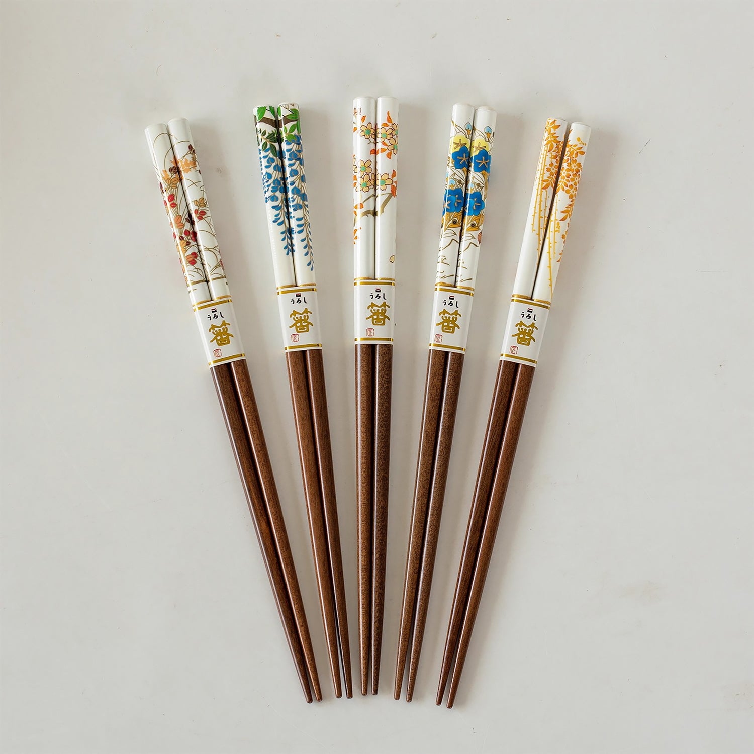 Baguettes Tanaka en bois naturel avec décor floral