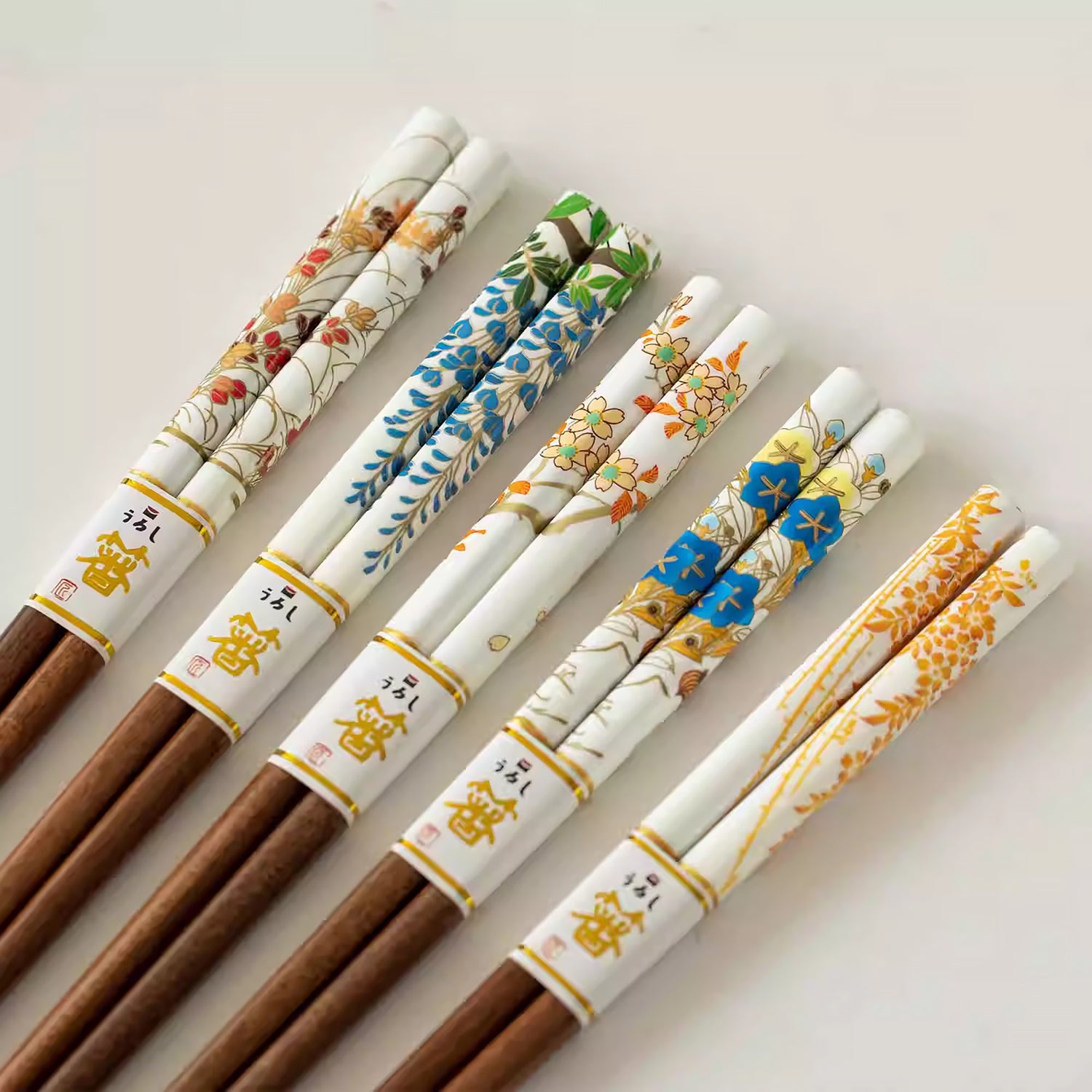 Baguettes Tanaka en bois naturel avec décor floral