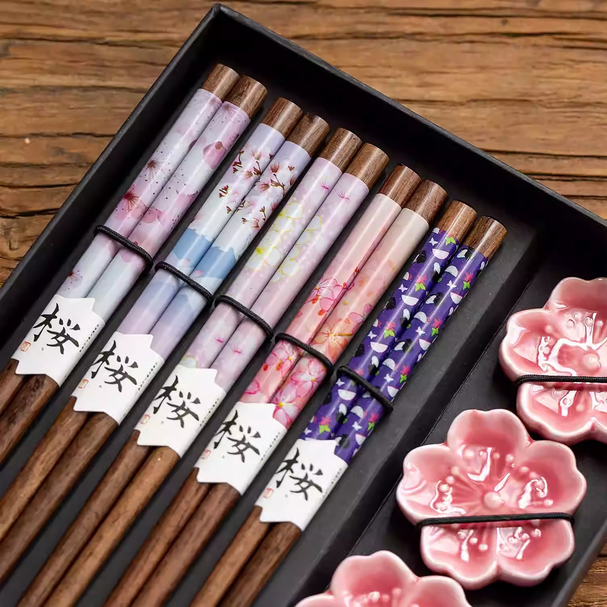 Coffret de baguettes Tanaka en bois naturel avec repose-baguettes sakura