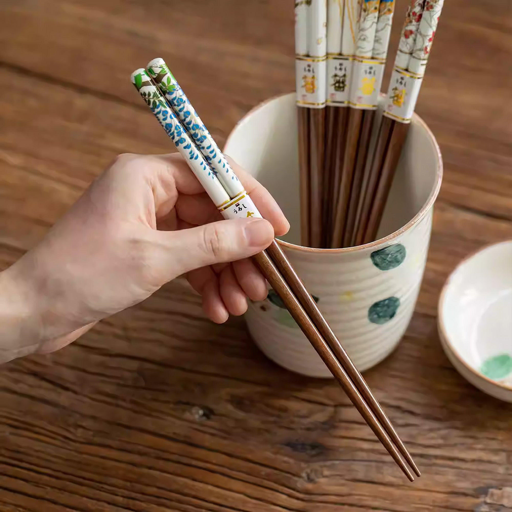 Baguettes Tanaka en bois naturel avec décor floral