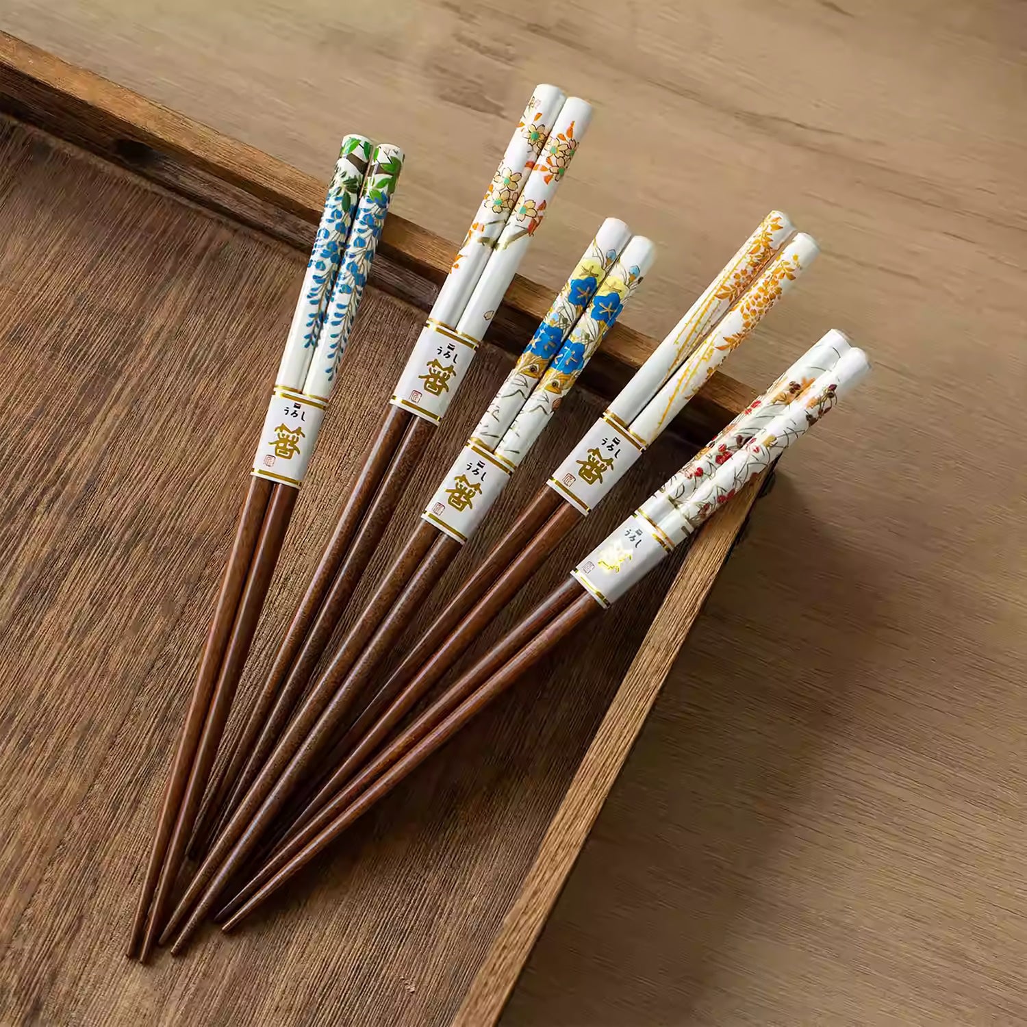 Baguettes Tanaka en bois naturel avec décor floral