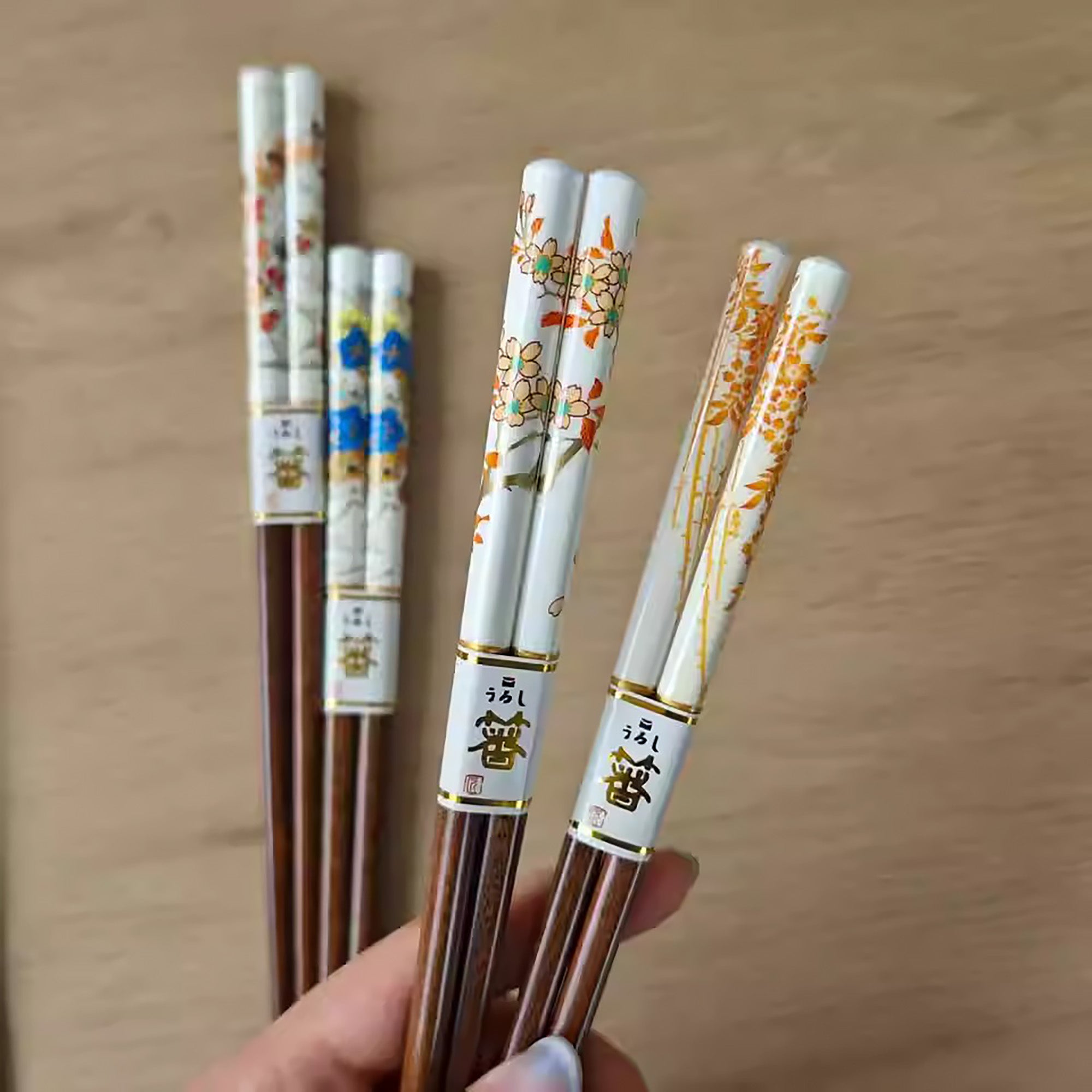 Baguettes Tanaka en bois naturel avec décor floral