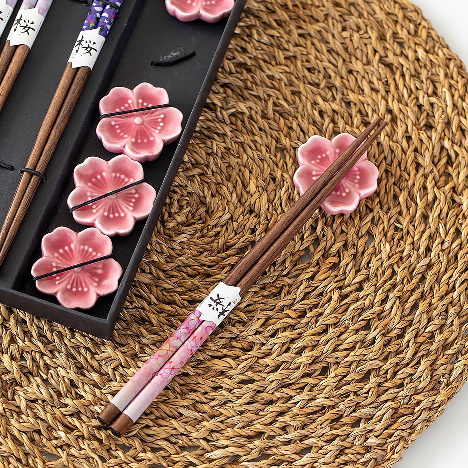 Coffret de baguettes Tanaka en bois naturel avec repose-baguettes sakura