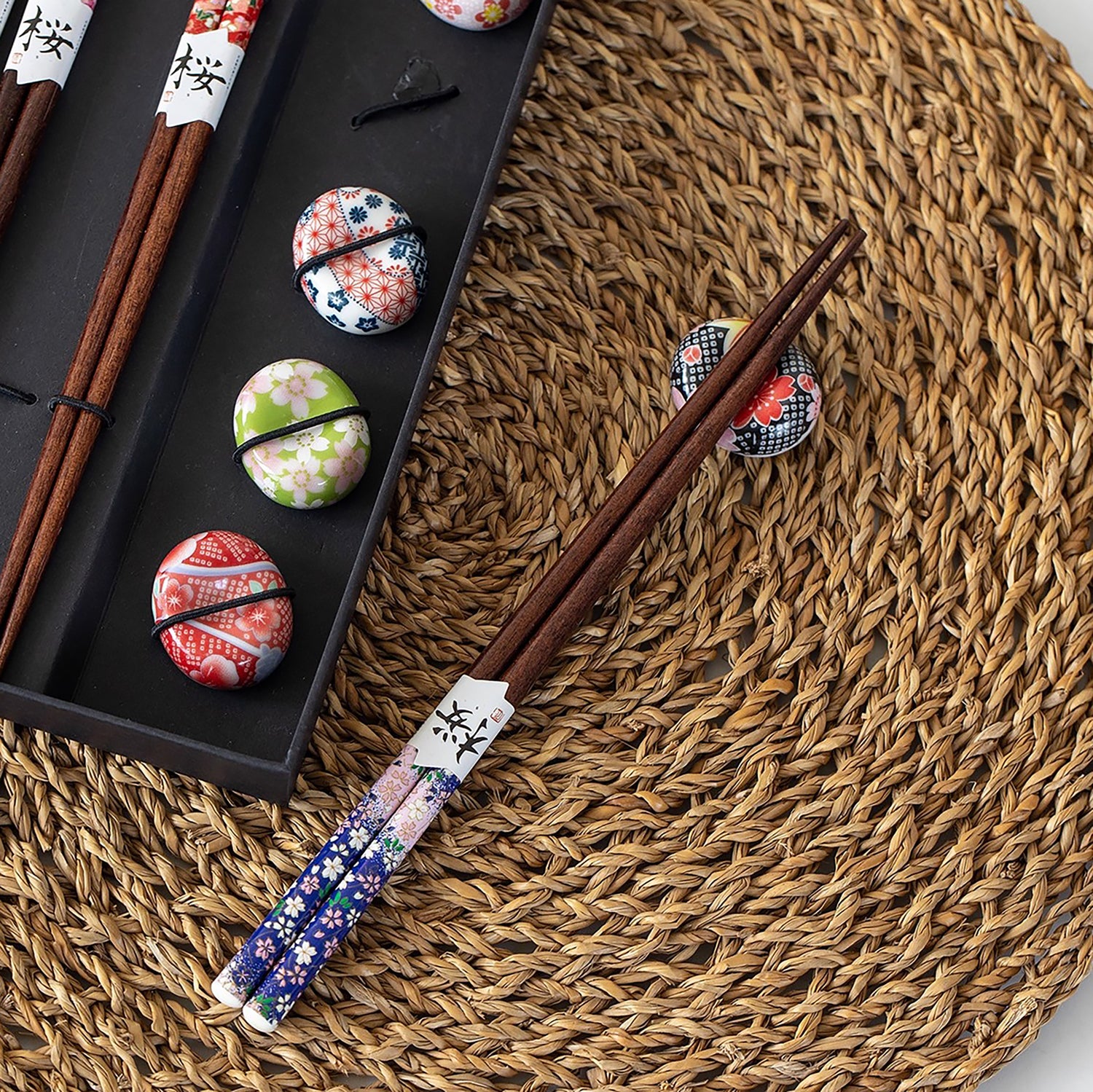 Coffret de baguettes Tanaka en bois naturel avec repose-baguettes sakura