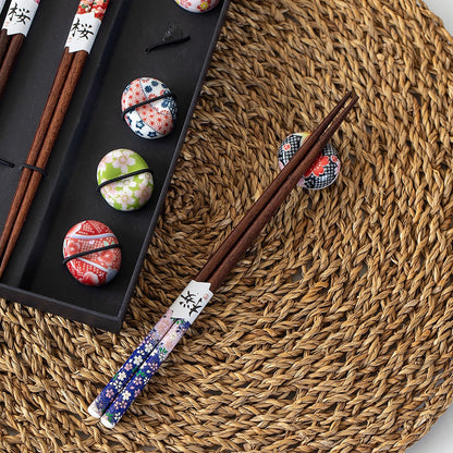 Coffret de baguettes Tanaka en bois naturel avec repose-baguettes sakura