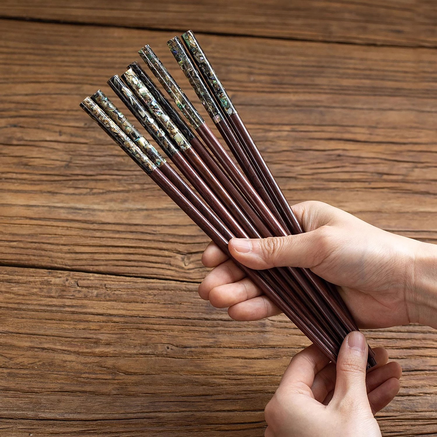 Baguettes en bois décorées de nacre naturelle