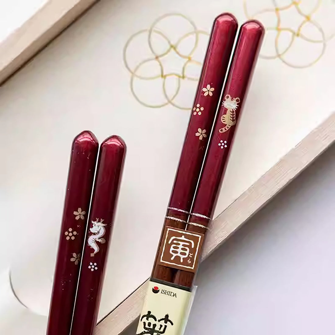 Baguettes japonaises en bois naturel rouge nacré motif zodiac