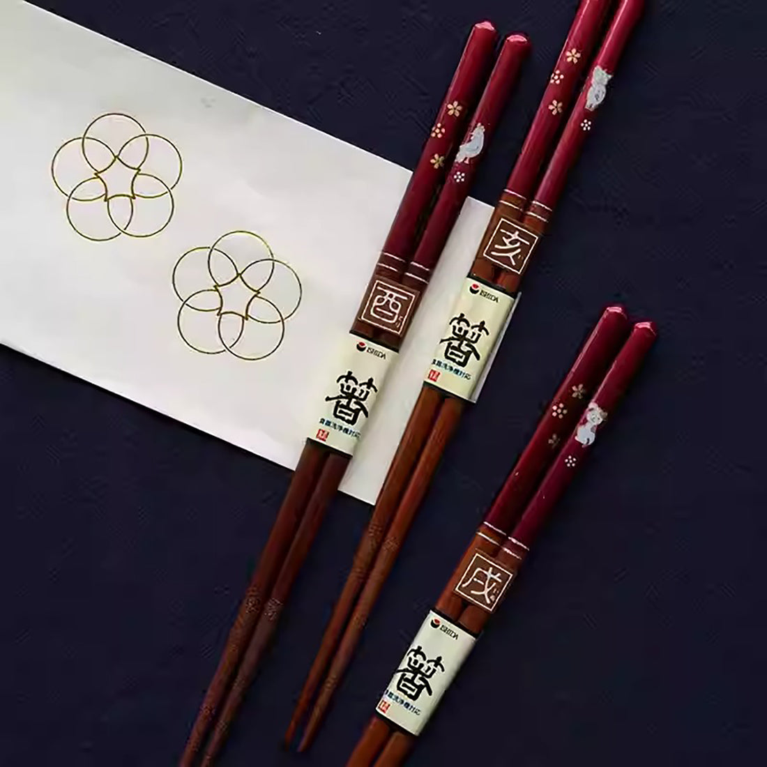 Baguettes japonaises en bois naturel rouge nacré motif zodiac