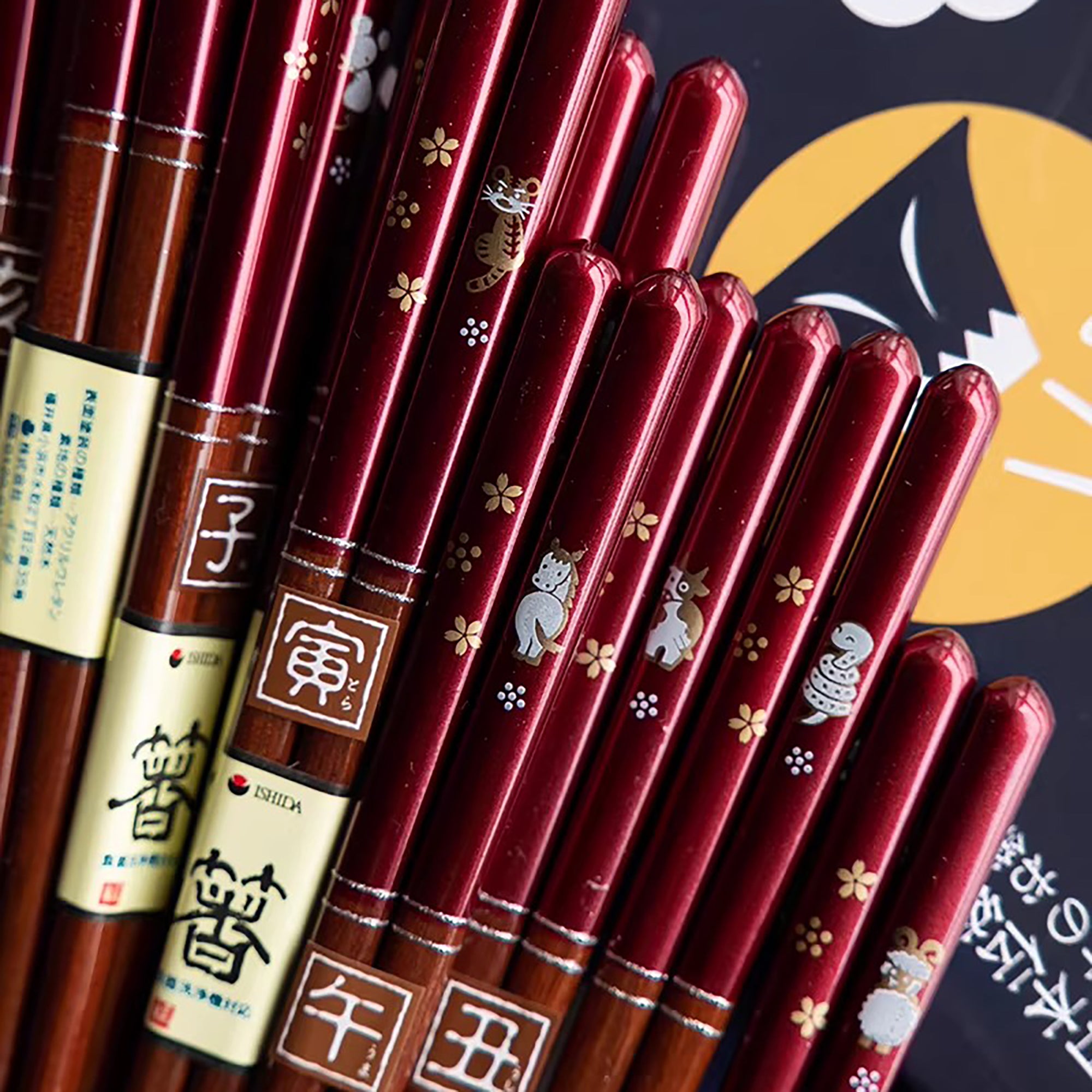 Baguettes japonaises en bois naturel rouge nacré motif zodiac