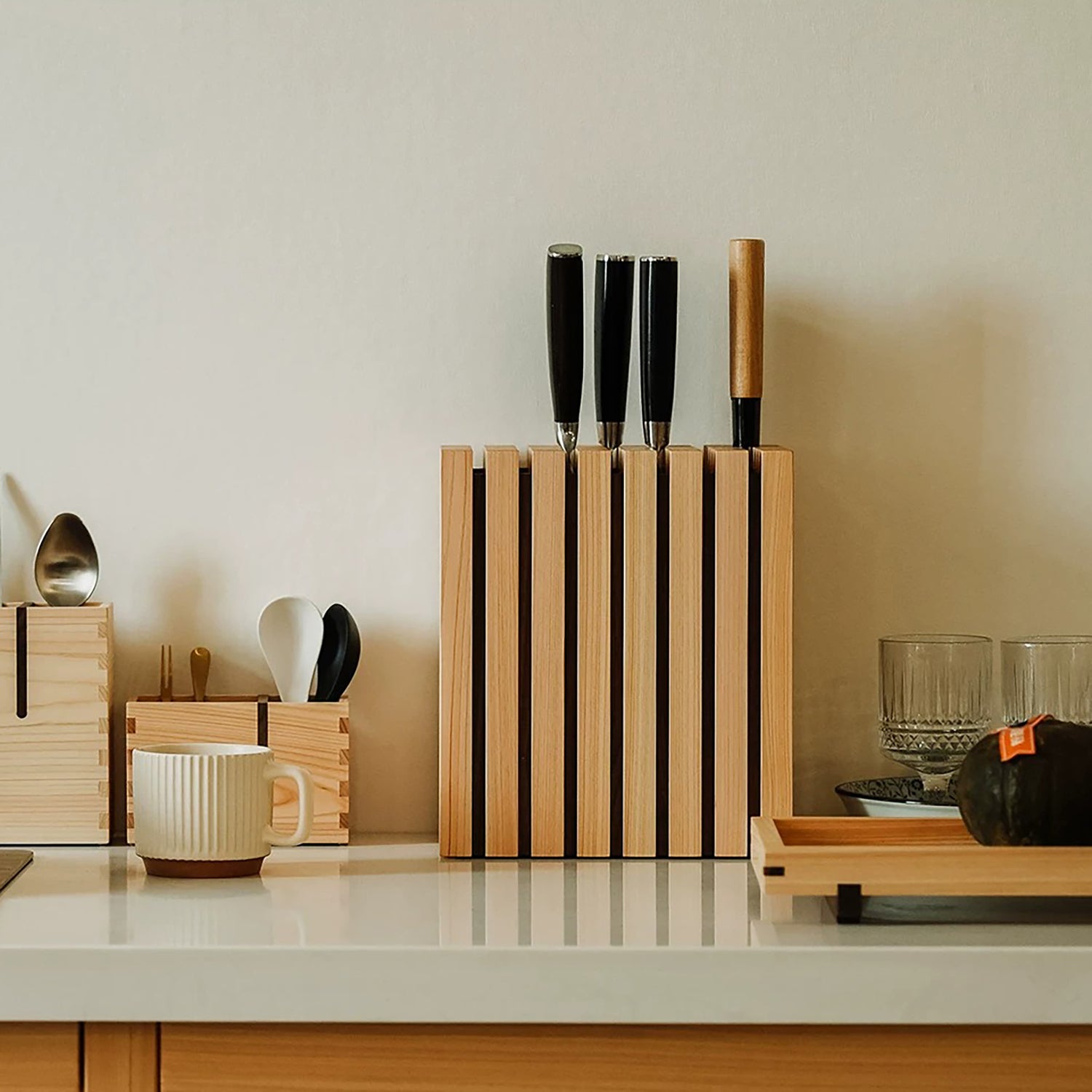 Bloc à couteaux japonais géométrique en bois Hinoki